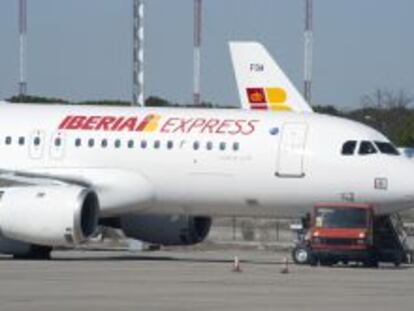 Un Airbus A320 de Iberia Express junto a un avi&oacute;n de Iberia.