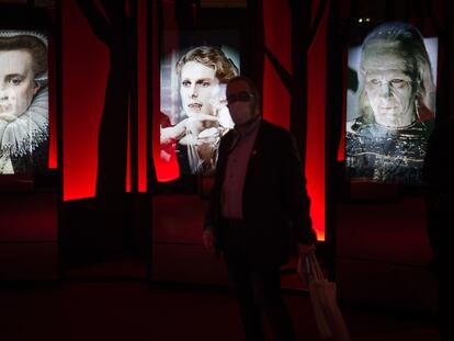 Un visitante en la exposición de CaixaForum, rodeado de vampiros.