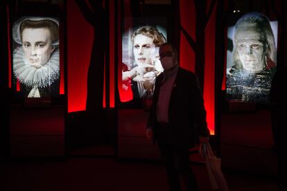 Un visitante en la exposición de CaixaForum, rodeado de vampiros.