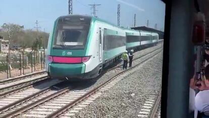 Fotograma de un video compartido en redes sociales donde se ve el vagón descarrilado del Tren Maya, el 25 de marzo 2024.