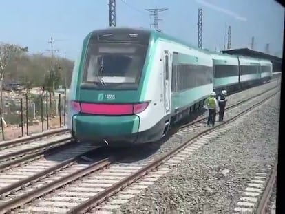 Fotograma de un video compartido en redes sociales donde se ve el vagón descarrilado del Tren Maya, el 25 de marzo 2024.