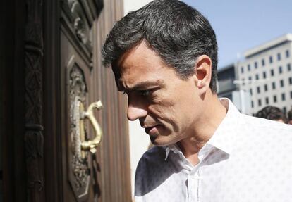 Pedro Sánchez a su llegada a las dependencias del Congreso donde se reunió con la dirección del grupo socialista.