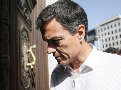 Pedro S&aacute;nchez a su llegada a las dependencias del Congreso donde se reuni&oacute; con la direcci&oacute;n del grupo socialista.