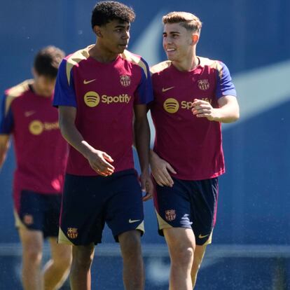 BARCELONA, 03/05/2024.- Los jugadores del FC Barcelona, Lamine Yamal y Fermín López, junto al entrenador, Xavi Hernández, durante el entrenamiento que el equipo azulgrana ha realizado este viernes en la ciudad deportiva Joan Gamper. EFE/Alejandro García
