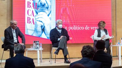 De izquierda a derecha: el periodista Antonio Caño, el expresidente Felipe González y la eurodiputada Elena Valenciano, durante la presentación del libro "Rubalcaba. Un político de verdad", en Madrid.