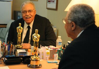 El actor James Earl Jones, intérprete de películas como la saga de<i> La Guerra de las Galaxias</i>,<i> ¿Teléfono rojo? Volamos hacia Moscú</i>, <i>La caza del Octubre Rojo</i> o <i>Conan, el bárbaro</i>, ha recibido el Oscar de honor a toda su carrera en una ceremonia paralela celebrada en Londres.