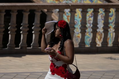 Una mujer se protege del sol con un abanico, este miércoles en Sevilla.