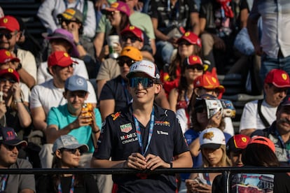 Un aficionado mira hacia el circuito del Autódromo Hermanos Rodríguez, este viernes.