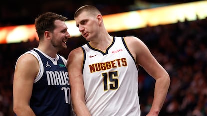 El esloveno Luka Doncic (i), en un partido frente a los Denver Nuggets de Nicola Jokic (d) disputado en Dallas durante el mes de marzo.