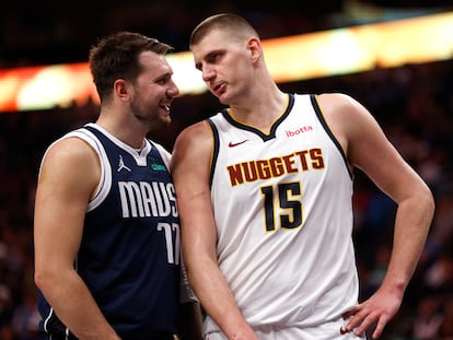 El esloveno Luka Doncic (i), en un partido frente a los Denver Nuggets de Nicola Jokic (d) disputado en Dallas durante el mes de marzo.