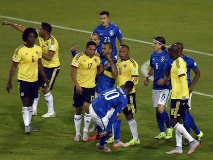 Neymar (curvado) troca empurrões com Bacca antes de ser expulso.