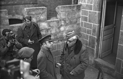 El general Yagüe conversa con el teniente coronel Manuel Lambarri, jefe del Servicio de prensa extranjera, en el castillo de Castelldefels (Barcelona), el 25 de enero de 1939, horas antes de la toma de Barcelona. Un cámara los graba para los noticiarios del Departamento Nacional de Cinematografía.