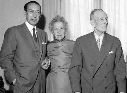 César González-Ruano (1903-1965) -a la izquierda-, con Azorín y su esposa.