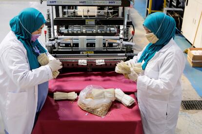 Trabajadoras de una fábrica de mascarillas en Casablanca, Marruecos.