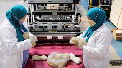 Trabajadoras de una fábrica de mascarillas en Casablanca, Marruecos.