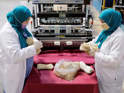 Trabajadoras de una fábrica de mascarillas en Casablanca, Marruecos.