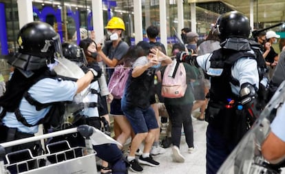 Polícia usa gás de pimenta contra os manifestantes do aeroporto de Hong Kong.