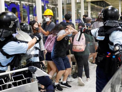 Polícia usa gás de pimenta contra os manifestantes do aeroporto de Hong Kong.