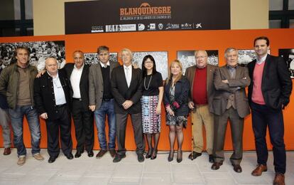 La presidenta del Valencia CF, Lay Hoon, junto a la diputada de Cultura Maria Jesús Puchalt y varios exjugadores del Valencia, como Ricardo Arias, Felman, Tendillo, Sol, Roberto Gil y Giner, durante la inauguración de la exposición 'Blanquinegre el Valencia CF en los archivos de la Agencia EFE'.