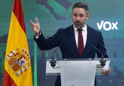 El líder de Vox, Santiago Abascal, durante la rueda de prensa celebrada este lunes en la sede de su partido a la que se ha impedido el acceso a EL PAíS.