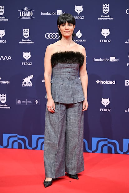 Iraia Elias, nominada a mejor actriz de reparto por su trabajo en ‘Un fantasma en la batalla’. Para pasar por la alfombra roja escogió un traje sastre con un original escote palabra de honor.