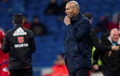 Zidane, con el rostro serio, durante el partido contra el Numancia.
