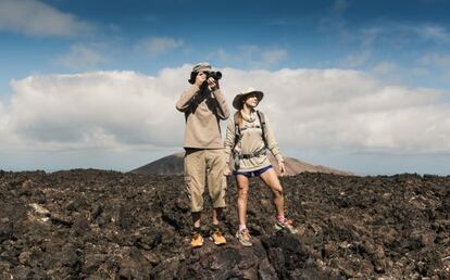 Excursionistas en el parque nacional de Timanfaya, en la isla de Lanzarote.