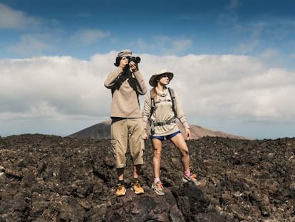 Excursionistas en el parque nacional de Timanfaya, en la isla de Lanzarote.
