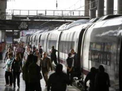 Los viajeros descienden del AVE en la estación de Atocha, en Madrid. EFE/Archivo