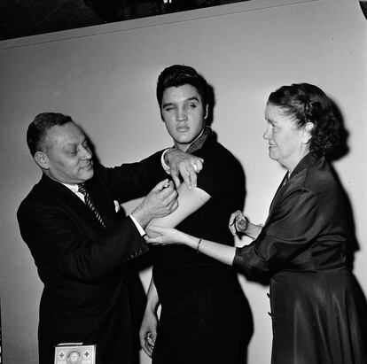 Un médico inyecta la vacuna de la polio a Elvis Presley en octubre de 1956.