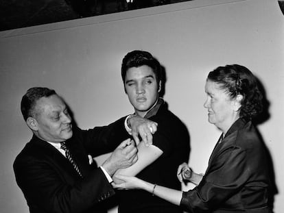 Un médico inyecta la vacuna de la polio a Elvis Presley en octubre de 1956.