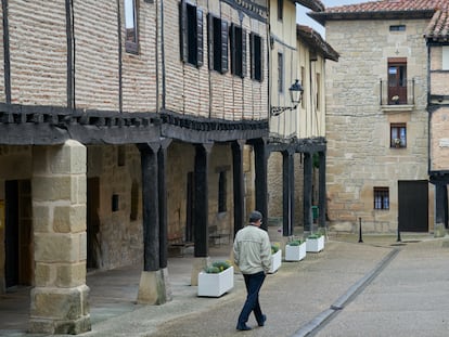 Un vecino de Santa Gadea del Cid (Burgos, Comarca del Ebro) pasea por una de sus calles.