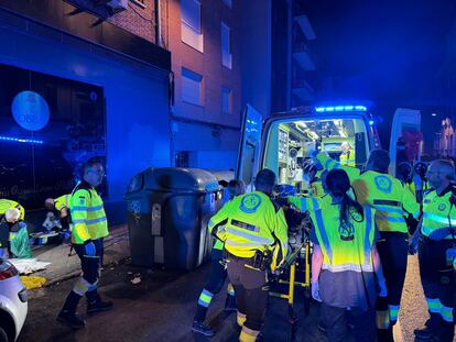 Los sanitarios atienden a la mujer herida la pasada madrugada en una discoteca de Tetuán.