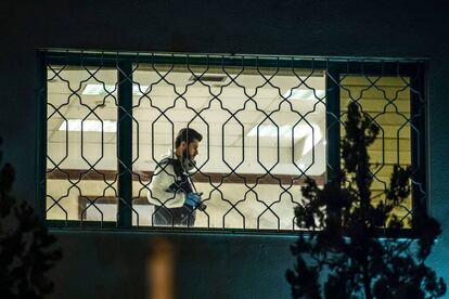 Forenses turcos trabalham no interior do consulado saudita em Istambul.