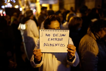 Una doctora muestra un cartel ante la Consejería de Sanidad de Madrid durante el encierro del comité de huelga.