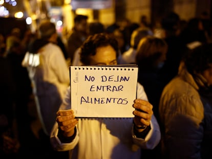 Una doctora muestra un cartel ante la Consejería de Sanidad de Madrid durante el encierro del comité de huelga.