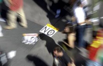 Varias personas llegan a la plaza de Coln donde ha finalizado este medioda la Marcha a Madrid contra los recortes del Gobierno.