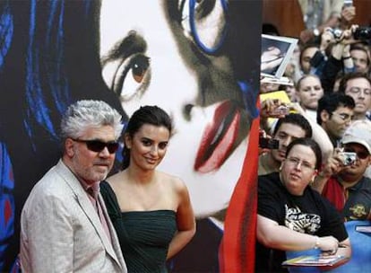 Pedro Almodóvar y Penélope Cruz en la presentación de 'Los abrazos rotos' en Berlín