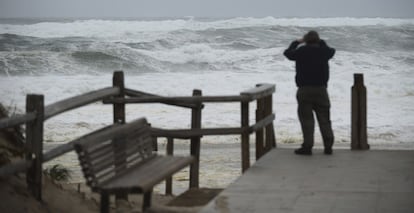 Un hombre contempla el estado del mar, ante la llegada del hurcán Sandy, en Orleans, Massachusetts, Estados Unidos