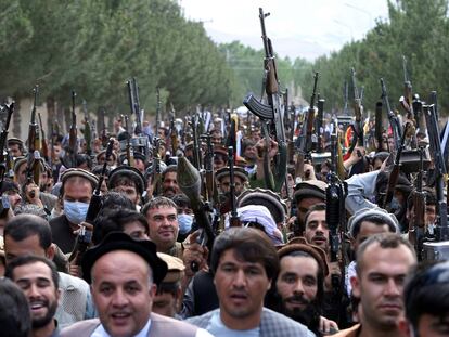 Un centenar de hombres armados asisten a una reunión en apoyo a las fuerzas de seguridad afganas, en su lucha contra los talibanes, a las afueras de Kabul.