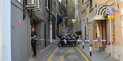 Un agente precinta la calle del crimen, este lunes.