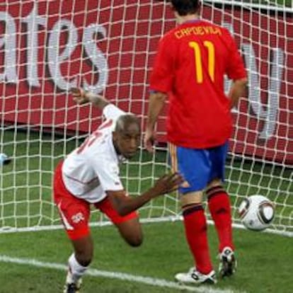 El suizo Gelson Fernandes celebra el 1-0 ante los jugadores de la selección española Joan Capdevilla, Carles Puyol, y el portero Iker Casillas