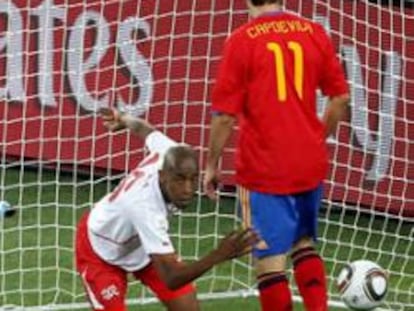 El suizo Gelson Fernandes celebra el 1-0 ante los jugadores de la selección española Joan Capdevilla, Carles Puyol, y el portero Iker Casillas