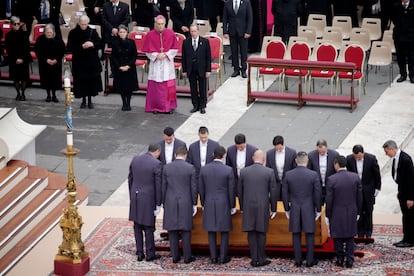 El ataúd del difunto papa emérito Benedicto XVI es depositado en la plaza de San Pedro para la misa fúnebre. Francisco ha presidido en la basílica romana las exequias por la muerte de su predecesor, Joseph Ratzinger, la primera vez que sucede en siete siglos.