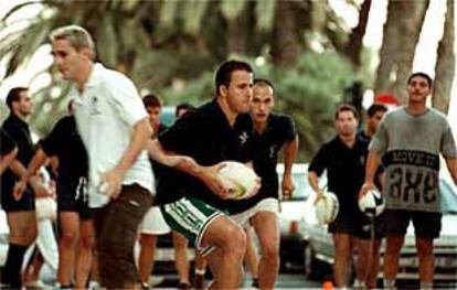 Integrantes del equipo de rugby Akras, ayer, en un entrenamiento en las calles de Alicante.