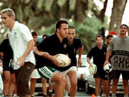 Integrantes del equipo de rugby Akras, ayer, en un entrenamiento en las calles de Alicante.