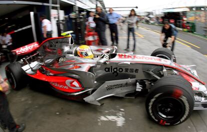 Lewis Hamilton sale con su monoplaza de los 'pits' en marzo de 2007, en la primera sesión de prácticas en la pista de Albert Park, cerca a la ciudad de Melbourne, Australia.