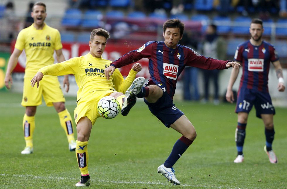 Inui y Denis Su&aacute;rez pelean un bal&oacute;n.