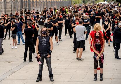 Participantes en la movilización de Alerta Roja en Sevilla. 