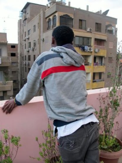 Benyam&iacute;n, en la sede de una ONG en el barrio cairota de Maady.